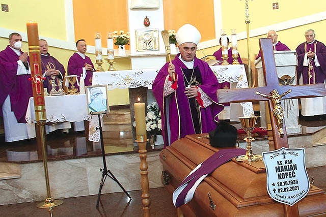 Msza św. pogrzebowa zgromadziła rodzinę, mieszkańców Czarnego, Bińcza, Wyczech, Domisławia, Raciniewa.