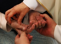 Dziś w parafiach, szpitalach, hospicjach kapłani udzielają sakramentu chorych.