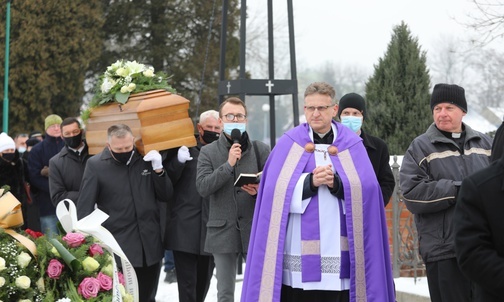 Modlitwom na cmentarzu przewodniczył ks. dyrektor Dariusz Bartocha.
