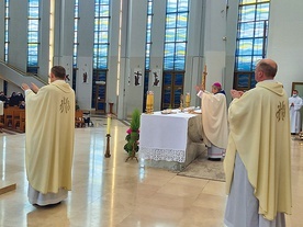 Kapłani modlili się o zdrowie dla cierpiących.