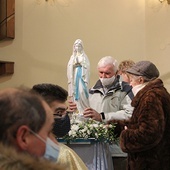 	W Żyrardowie 11 lutego wolontariusze, lekarze i rodziny pacjentów modlili się przed figurką Matki Bożej z Lourdes, przywiezioną z miejsca objawień.