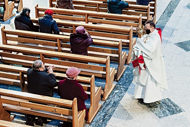 ▲	Błogosławieństwo lurdzkie Najświętszym Sakramentem w kościele kamilianów w Tarnowskich Górach.