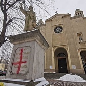 ◄	Odwrócone krzyże i symbole Strajku Kobiet namalowano  na śródmiejskim kościele w nocy z 13 na 14 lutego.