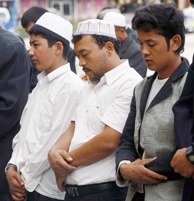 Modlitwa Ujgurów przed meczetem Idkah w Kashgar (Chiny).