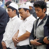 Modlitwa Ujgurów przed meczetem Idkah w Kashgar (Chiny).