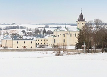 W Sanktuarium Męki Pańskiej w Imbramowicach wznosi się dom pielgrzyma i budynek przyklasztornego teatru.