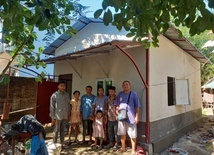 Jeden z 25 domów wybudowanych dla najbiedniejszych rodzin z parafii. Project obejmuje rodziny katolickie, jak również i niekatolickie. Na zdjęciu gotowy dom dla rodziny mieszkającej w wiosce Talokone
