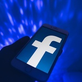 Facebook wywiera presję na parlament Australii