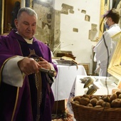 Kustosz sanktuarium w Tropiu ks. Andrzej Piórek błogosławi orzechy na pamiątkę postu św. Świerada.