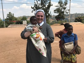 S. Anna Jarosz SSPC podczas swojego doświadczenia misyjnego w Rwandzie.