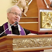 Franciszkanin w czasie głoszenia konferencji.