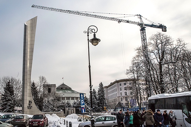 Pomnik AK i PPP odsłonięty w 1999 r. przed budynkiem Sejmu.