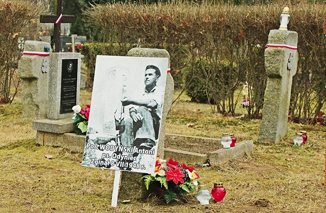Na wrocławskim  cmentarzu Osobowickim znajdują się kwatery wojenne stanowiące  jedyny zachowany w Polsce zwarty zespół pochówków ofiar zbrodni komunistycznych.  Tam właśnie rozpoczęły się pierwsze w kraju poszukiwania, badania i ustalania szczątków polskich ofiar terroru stalinowskiego.