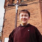 Brat K. Golec  jest proboszczem prowadzonej przez  kapucynów parafii  pw. św. Antoniego  w Nowej Soli.