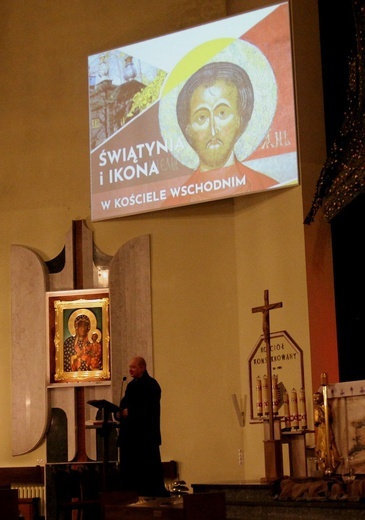 Ks. proboszcz Marcin Aleksy rozpoczął kolejne spotkanie z cyklu "Wykłady w Sercu" - gościem był Jarosław Giemza.
