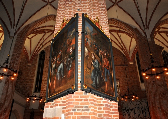 Odnowione stacje drogi krzyżowej w opolskiej katedrze