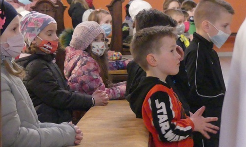 Dzieci w skupieniu biorą udział w animowanych Drogach Krzyżowych w Straconce.