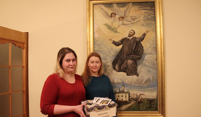 Anna Rzyman i Xymena Borowiak ze skoczowskiej oazy dorosłych zaprosiły parafian do wielkopostnej modlitwy za księży.