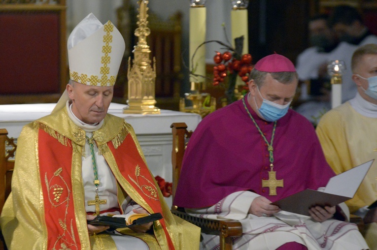 Biskupi Solarczyk (z lewej) i Turzyński podczas prawnego przejęcia diecezji przez piątego ordynariusza radomskiego 8 stycznia br.