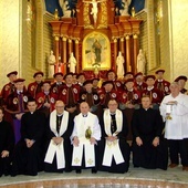 Członkowie bractwa z kapłanami przed obrazem św. Józefa.