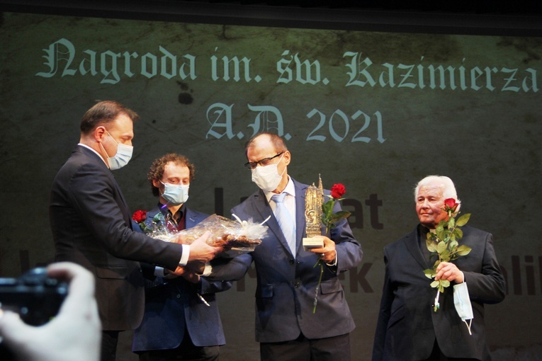 Wiesław Marek Kowalik odbiera nagrodę od Radosława Witkowskiego.