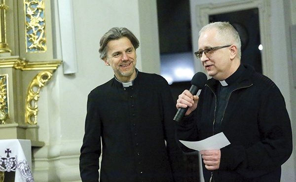 Księża Mikołaj Piec (z lewej) i Dariusz Mikowski na spotkaniu w Borzęcinie Górnym.