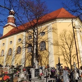 W ostatnich latach cały kościół został odmalowany na kolor żółty.