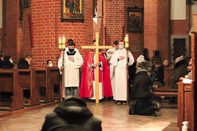 Nabożeństwo Drogi Krzyżowej w elbląskiej katedrze.