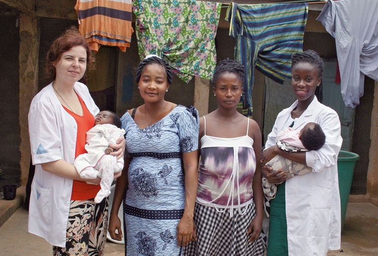 Sara Suchowiak, jedna z inicjatorek projektu „Bezpieczna mama”, swoją wiedzą medyczną dzieli się z Afrykankami.