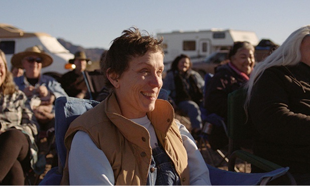 Fern (Frances McDormand) w czasie spotkania społeczności „bezmiejscowych” w Quartzsite w Arizonie.