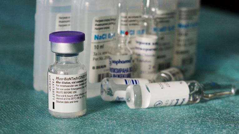 USA: Buteleczka po pierwszej szczepionce przeciw koronawirusowi trafiła do muzeum