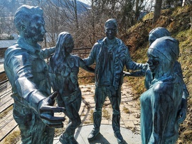 Rzeźba na ścieżce edukacyjnej na Kopiej Górce.