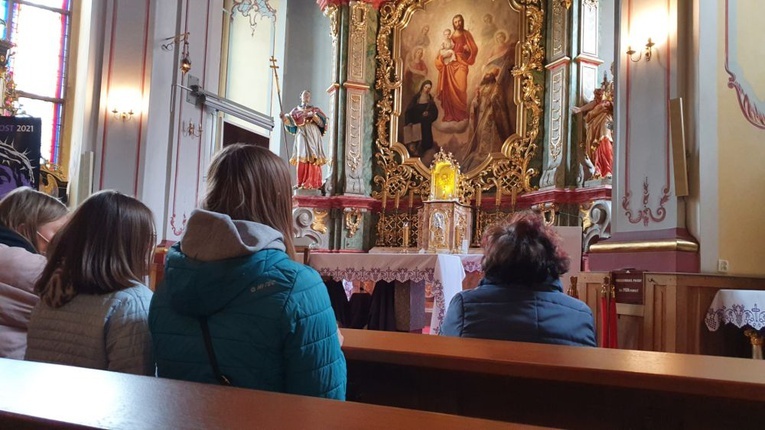Co godzinę swój dyżur miały okoliczne parafie. Na zdjęciu młodzież z parafii NMP Częstochowskiej w Bojanicach.