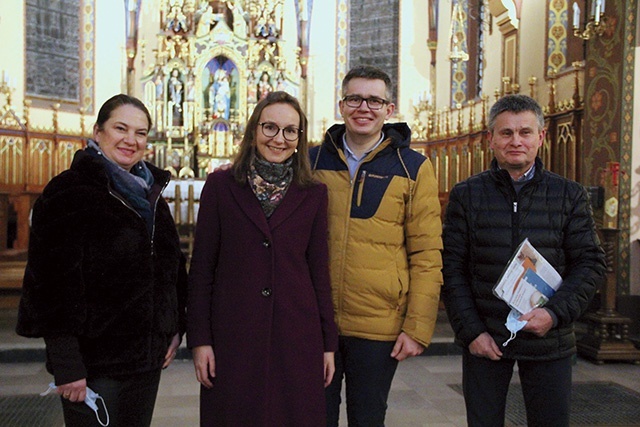 Pani Magdalena z mężem (w środku) przybyła do Dębicy na zaproszenie Akcji Katolickiej, której szefuje w tej parafii Magdalena Piękoś (z lewej). 