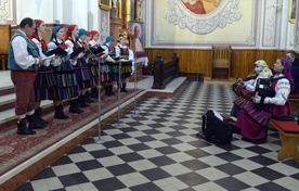 Zespoły zaprezentowały zapomniane pieśni wielkopostne. Z prawej na akordeonie gra Kamilla Biniek-Kaczorowska.