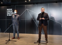 Wojciech Samól, kustosz z Działu Naukowo-Edukacyjnego MIIWŚ (z lewej) i Karol Nawrocki, dyrektor MIIWŚ.