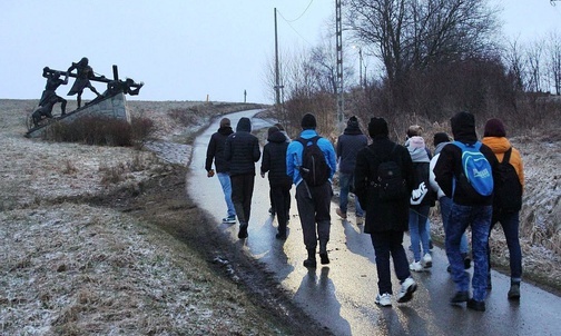 Trasa Golgoty Beskidów poprowadziła młodzież z Godziszki pod Krzyż Milenijny na Matysce.
