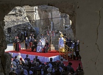 Poruszającym momentem pielgrzymki papieża była modlitwa na ruinach kościoła w Mosulu.