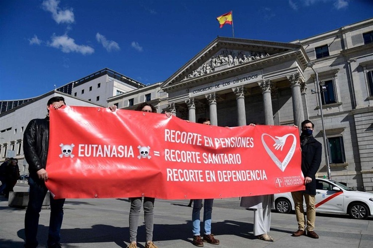 Manifestacje w Madrycie przeciwko ustawie o eutanazji.