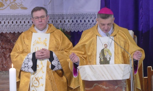 Bp Roman Pindel i ks. proboszcz Stanisław Wójcik (z lewej).