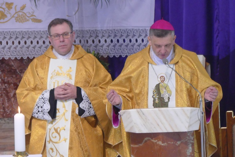 Bp Roman Pindel i ks. proboszcz Stanisław Wójcik (z lewej).