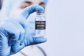 Zmiany w systemie szczepień: Przyspieszenie zapisów dla osób młodszych