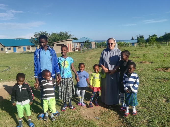Obecnie w Bukanga z siostrami mieszka 11-oro dzieci