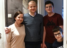Aleksandra i Paweł Weberowie z synami Filipem i Antonim.