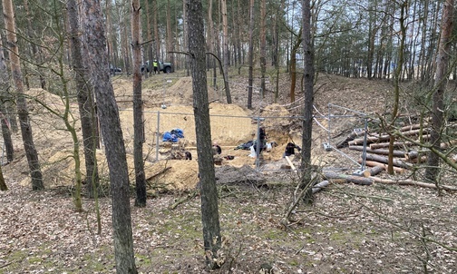 Szczątki dzieci i dorosłych w białołęckim lesie. Zbrodnia z początków II wojny światowej
