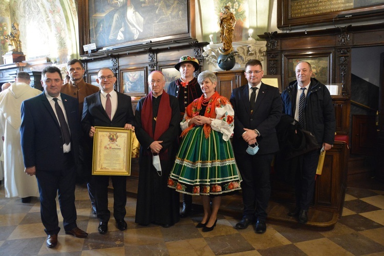 Powiat Sercu Maryi zawierzyli m.in. radny Sejmiku Województwa Łódzkiego Waldemar Wojciechowski, starosta łowicki Marcin Kosiorek, bp Andrej F. Dziuba i wiceminister edukacji narodowej Tomasz Rzymkowski.