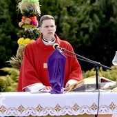 Ks. Paweł Wróblewski w czasie celebracji Mszy św. w Niedzielę Palmową.