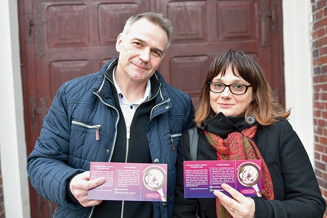 Justyna i Mirosław Świątkowie przed świątynią pw. św. Bartłomieja w Nowogrodzie Bobrzańskim.