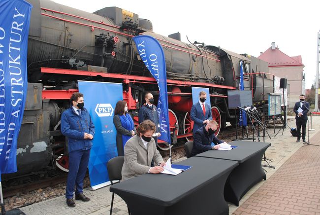Podpisanie umowy dotyczącej modernizacji dworca PKP w Stalowej Woli-Rozwadowie.