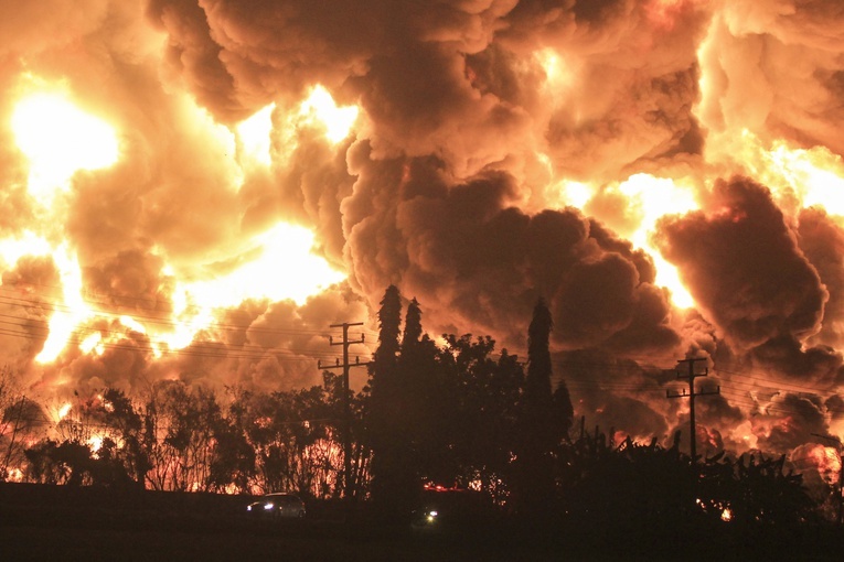 Indonezja: Co najmniej 500 osób ewakuowano z terenów przy płonącej rafinerii